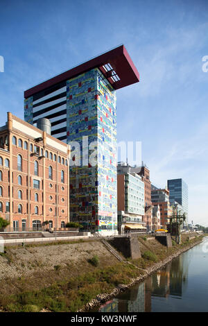 Edifici alti al 'Medienhafen', un ex porto industriale presso il fiume Reno a Düsseldorf, Germania Foto Stock