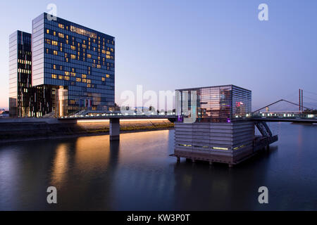 Edifici alti al 'Medienhafen', un ex porto industriale presso il fiume Reno a Düsseldorf, Germania Foto Stock