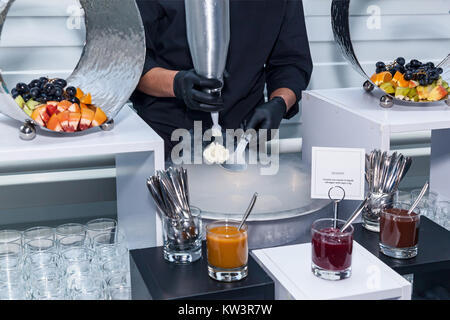 La fabbricazione di gelato con azoto liquido, chef show. Il gelato in azoto liquido Foto Stock