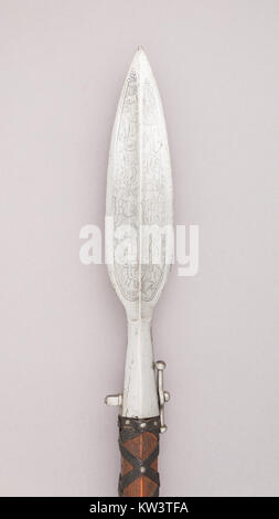La lancia del cinghiale, ospitata nella collezione MET, è un'arma usata per cacciare cinghiali. È dotato di una lunga lama in metallo appuntita progettata per la spinta, tipica degli strumenti di caccia medievali e dei primi moderni. Questa lancia è notevole per il suo design e il suo significato storico nel contesto della cultura della caccia. Foto Stock