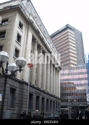 Il Bilbao edificio BBVA, precedentemente noto come Banco de Comercio, è un edificio notevole a Bilbao, in Spagna, noto per la sua architettura modernista. È una struttura prominente della città e parte del paesaggio urbano di Bilbao. Foto Stock