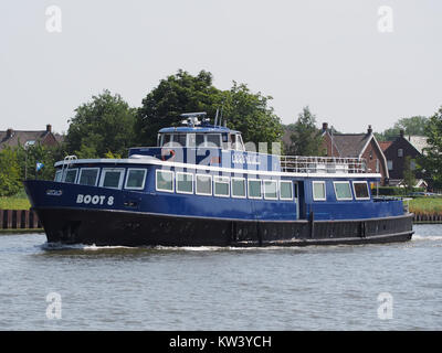 Una foto di Boot 8, una nave identificata con il numero ENI 02206150, che naviga sulla Rijnkanaal di Amsterdam nei Paesi Bassi. L'immagine cattura il movimento della nave lungo l'affollato corso d'acqua, un percorso importante per il trasporto e il commercio olandese. Foto Stock
