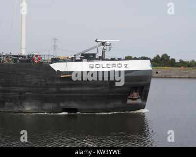 Una fotografia che mostra il Bolero V ENI 02332790, una nave a Kreekraksluisen, una chiusa e diga nei Paesi Bassi, evidenziandone il design e il contesto marittimo. Foto Stock