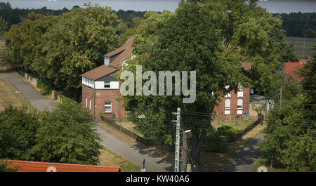 Questa immagine mostra la vista dalla torre della chiesa di Proschim, situata nel nord della Germania. La vista mette in evidenza il paesaggio circostante e l'architettura della città. Foto Stock