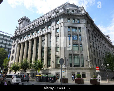 Bilbao BBVA, precedentemente noto come Banco de Comercio, è un'importante istituzione finanziaria con sede in Spagna. Nel corso del tempo la banca ha subito una trasformazione significativa, con il rebranding e la fusione con BBVA. La sua storia riflette l'evoluzione delle pratiche bancarie e il suo ruolo nel sistema finanziario spagnolo. Foto Stock