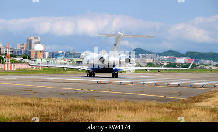 Il Bombardier BD 700 1A10 Global 5000, registrato come N717MK, è un jet privato in partenza dall'aeroporto di Taipei Songshan. Questo modello è noto per le sue capacità a lungo raggio e le caratteristiche di lusso. Foto Stock