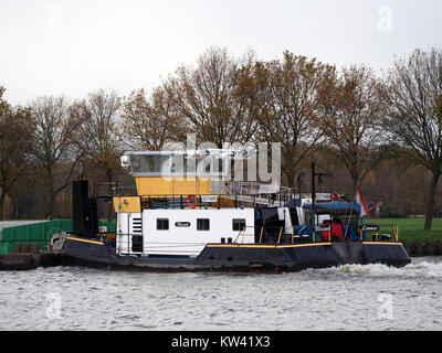 La *Blizzard ENI 02315499* è una nave che naviga lungo il Rijnkanaal di Amsterdam, scattata in una fotografia che mostra il suo passaggio attraverso il corso d'acqua, un'importante via di trasporto olandese. Foto Stock