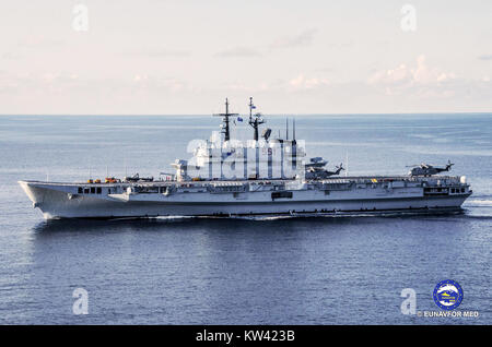 La portaerei leggera Garibaldi è una nave chiave della Marina militare italiana, nota per il suo ruolo in varie operazioni navali. Fu commissionata nel 1985 ed è progettata per operare su aerei e servire come ammiraglia per le flotte navali. Foto Stock