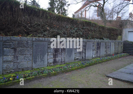 Il memoriale di Bickenbach in Germania commemora coloro che caddero durante la seconda guerra mondiale. Il memoriale include targhe dedicate ai soldati, che riflettono il significato storico dell'esperienza bellica della città. Foto Stock