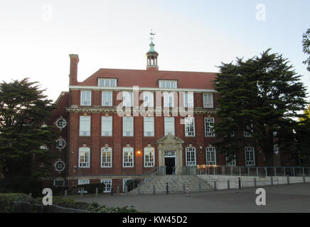 Una foto dell'agosto 2016 che mostra BHASVIC (Brighton, Hove e Sussex Sixth Form College) sulla Old Shoreham Road, Hove. L'immagine mette in evidenza l'architettura e l'area circostante del collegeâ, riflettendo un vivace ambiente urbano nella città di Hove, Regno Unito. Foto Stock