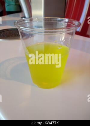 Il gusto Bibo Candy Pine Nut era una delle bevande uniche presenti al World of Coca-Cola. Nota per il suo caratteristico sapore di pinoli, questa bevanda offriva un'esperienza di gusto diversificata ai visitatori della mostra. Foto Stock