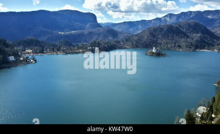 Una fotografia del lago di Bled in Slovenia, che mostra la sua pittoresca chiesa isolana e la bellezza naturale circostante. L'immagine mette in risalto il paesaggio sereno e il punto di riferimento architettonico. Foto Stock