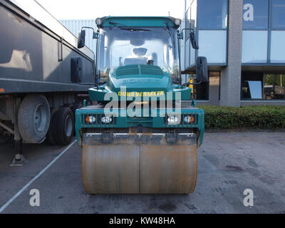 Rullo Bomag, gestito da dura Vermeer, utilizzato nelle costruzioni e nei lavori stradali. Questa attrezzatura è essenziale per i lavori di compattazione, in particolare per la preparazione dell'asfalto e del terreno. Foto Stock