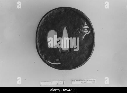 Questa lama e il montaggio fanno parte di una Wakizashi, una tradizionale spada corta giapponese, ospitata nel Metropolitan Museum of Art La spada è caratterizzata da un'intricata lavorazione artigianale e il montaggio mette in risalto lo storico design delle armi giapponesi. Foto Stock