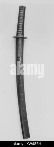 La Wakizashi è una spada corta tradizionale giapponese, spesso abbinata a una Katana. La lama e il supporto mostrati sono finemente lavorati, rappresentando gli elevati standard di lavorazione della spada giapponese durante il periodo Edo. Foto Stock