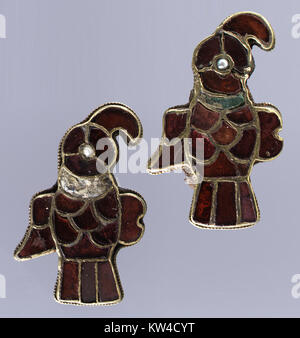 Questa spilla a forma di uccello, della collezione Metropolitan Museum of Art, è un raffinato esempio di gioielleria decorativa, realizzata con dettagli intricati e caratterizzata da un design ispirato alla natura. Foto Stock