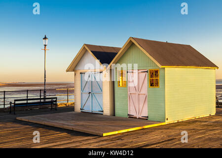 2 cabine sulla spiaggia, dipinte in colori pastello su Southend Pier Foto Stock