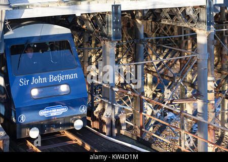 Southend pier treni passeggeri emergente dalla stazione Foto Stock