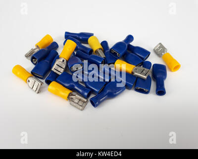 *I terminali a crimpare A lama blu e giallo A* si riferiscono a un tipo specifico di componente elettrico utilizzato per il collegamento dei fili, noto per la sua codifica a colori blu e giallo, tipicamente utilizzato nei sistemi elettrici. Foto Stock