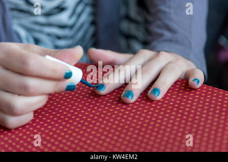 Smalto per unghie è applicato a mano donna Foto Stock