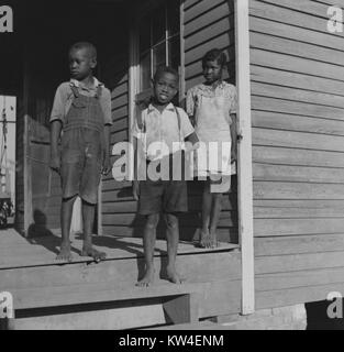 Bambini stand sotto il portico di una casa del re e Anderson piantagione in Clarksdale, Mississippi, Agosto 1940. Foto Stock