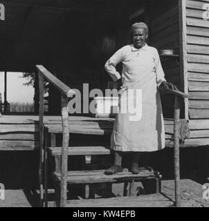 A piena lunghezza Ritratto di una donna in piedi sui gradini di casa sua sul re e Anderson piantagione in Clarksdale, Mississippi, Agosto 1940. Foto Stock