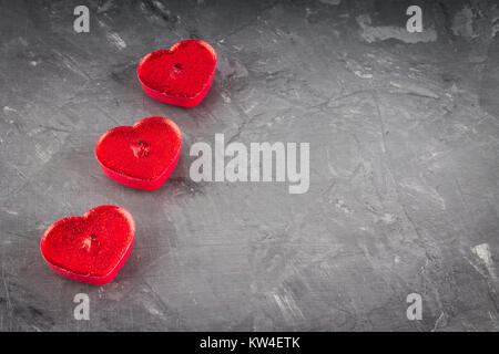 Candele rosse in forma di cuori su sfondo grigio. Il simbolo della giornata degli innamorati. Il giorno di San Valentino. Concetto Febbraio 14 Foto Stock