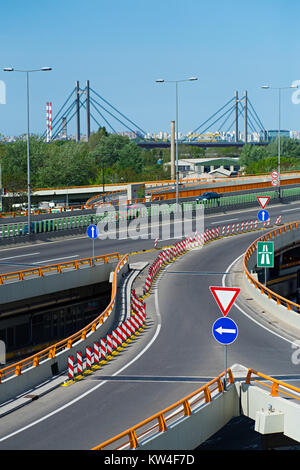 Indicazioni stradali su interchange sulla autostrada sul ponte Gazela a Belgrado in Serbia Foto Stock