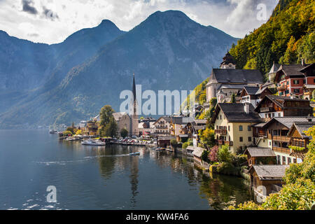 Lago Hallstatt, Austria superiore district, Salzkammergut, parte delle Alpi, Hallstatt village, Foto Stock