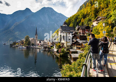 Lago Hallstatt, Austria superiore district, Salzkammergut, parte delle Alpi, Hallstatt village, Foto Stock