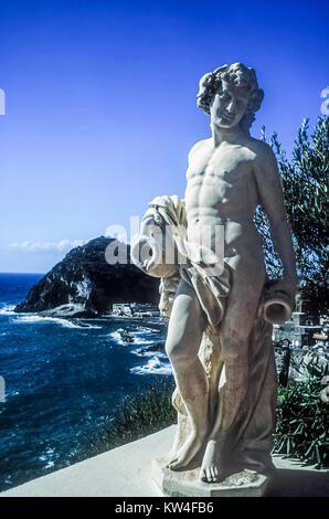 Statua italiano sopra il porto dell'isola di Ischia, Italia. Foto Stock