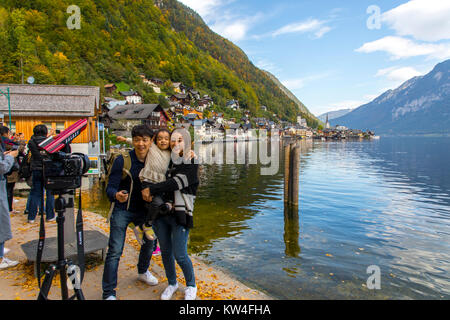 Lago Hallstatt, Austria superiore district, Salzkammergut, parte delle Alpi, Hallstatt village, turisti scattare foto, selfies, Foto Stock