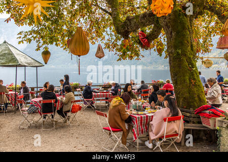 Lago Hallstatt, Austria superiore district, Salzkammergut, parte delle Alpi, Hallstatt village, ristorante giardino, Foto Stock