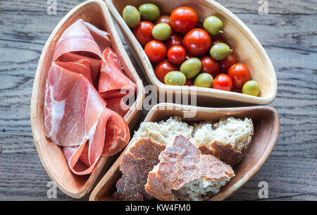 Jamon con pane e pomodori ciliegia Foto Stock