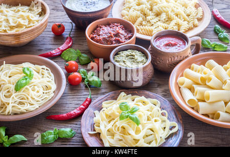 Pasta con diversi tipi di salsa Foto Stock