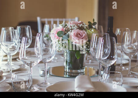 Bellissimi fiori sul tavolo nel giorno di nozze Foto Stock