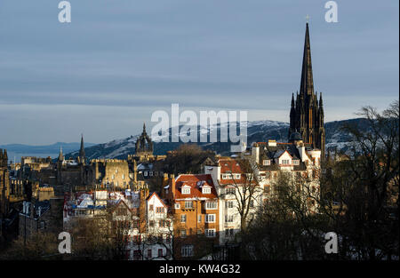 Ramsay Garden sotto il Castello di Edimburgo nella zona Castlehill della parte storica della città di Edinburgh. Foto Stock