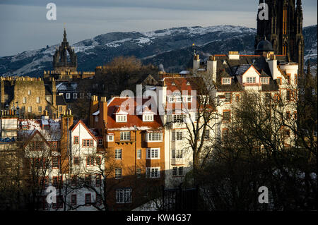 Ramsay Garden sotto il Castello di Edimburgo nella zona Castlehill della parte storica della città di Edinburgh. Foto Stock