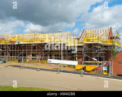 Di formatura dei blocchi di legno del tetto sul nuovo alloggiamento dello sviluppo, Grantham, Lincolnshire, Inghilterra, Regno Unito. Foto Stock