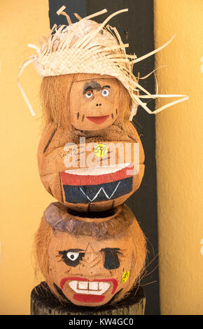 Regalo interessanti souvenir/di 3 facce sui gusci di noce di cocco in Sant'Agostino shop, Florida. Foto Stock