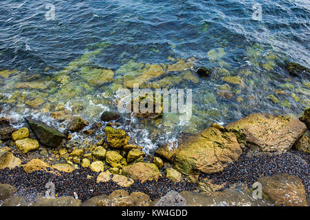 Rocce nel Mar Nero Foto Stock