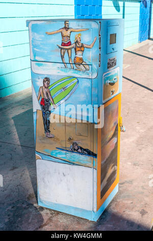 Illustrazione raffigurante i surfisti su una scatola elettrica su un marciapiede in Pismo Beach, California, una comunità sulla spiaggia costa centrale della California. Foto Stock