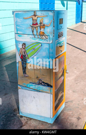 Illustrazione raffigurante i surfisti su una scatola elettrica su un marciapiede in Pismo Beach, California, una comunità sulla spiaggia costa centrale della California. Foto Stock