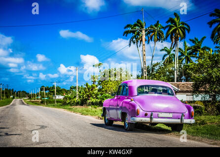 Chevrolet americano classico auto parcheggiate sulla autostrada a Santa Clara Cuba - Serie Cuba Reportage Foto Stock