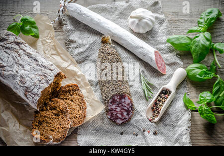 Fette di salame spagnolo sul sacco Foto Stock