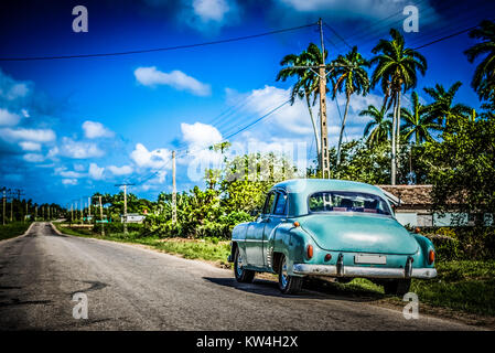 Chevrolet americano classico auto parcheggiate sulla autostrada a Santa Clara Cuba - Serie Cuba Reportage Foto Stock