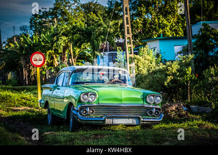 Verdi americani di mercurio classico auto parcheggiate sulla banda laterale a Cienfuegos Cuba - Serie Cuba Reportage Foto Stock