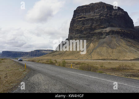 Lomagnupur Mountain e il Ring Road nel sud dell'Islanda. Foto Stock