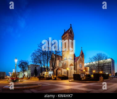 Chiesa di San Simone e Helena anche sapere come la chiesa rossa è una chiesa cattolica romana su piazza Indipendenza a Minsk, in Bielorussia. Foto Stock