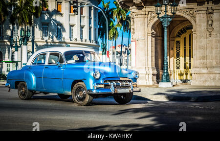 HDR - American blu Chevrolet auto classica con tetto bianco affidato sulla strada principale nella città dell'Avana Cuba - Serie Cuba Reportage Foto Stock